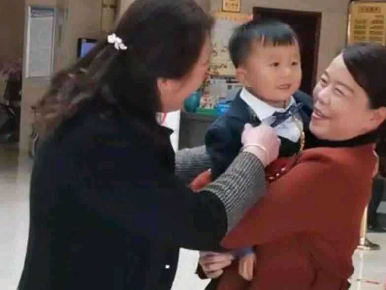 刘亦菲|好姥姥!田静父亲晒老婆带奇奇悦悦画面,许妈曾给亲家送花表感谢