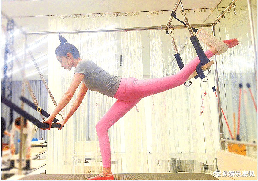 杨紫|古力娜扎发文:春暖花开,运动起来,并晒出瑜伽四宫格美图