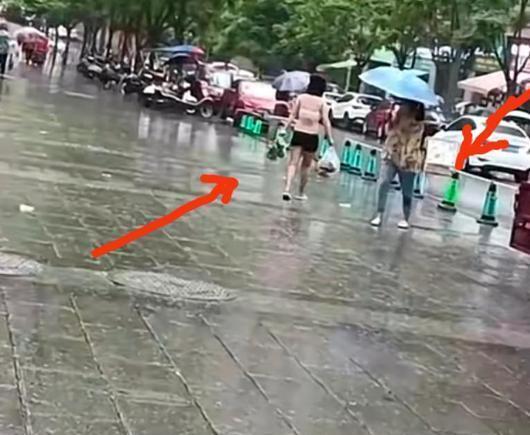 重庆夏天温度能有多高?少妇穿着内衣裤去购物,周围人习以为常