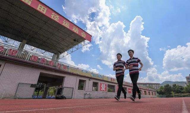 学霸|双胞胎学霸分别被清北录取，网友：可以换着念，同一张脸双重享受