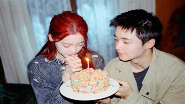 欧阳娜娜|欧阳娜娜翟子路恋情曝光，两人甜蜜共度四晚，cu终是舔狗。