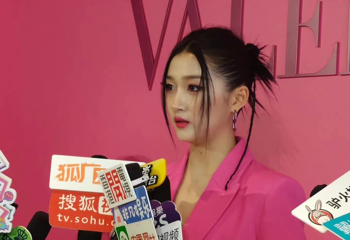 关晓彤|关晓彤今晚成大赢家！穿荧光粉现身阿那亚看秀，长腿吸睛又封神