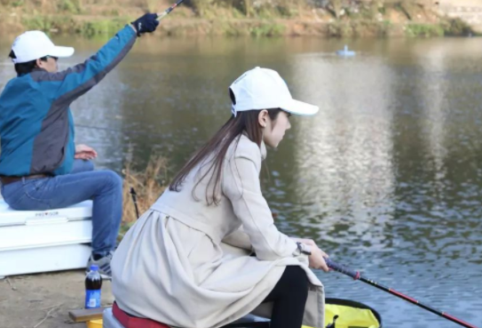 饵料|夏天夜钓也有诀窍，在竿稍或者浮漂上绑好荧光棒，巧妙利用鱼的趋光性