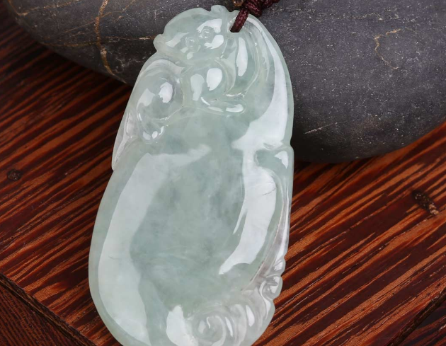 翡翠|挑选翡翠要注意，不要买到有瑕疵的饰品，否则影响美观还影响价值