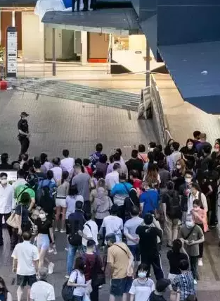 金文泰商场外一声巨响,18岁少女坠楼惨死,留下遗书