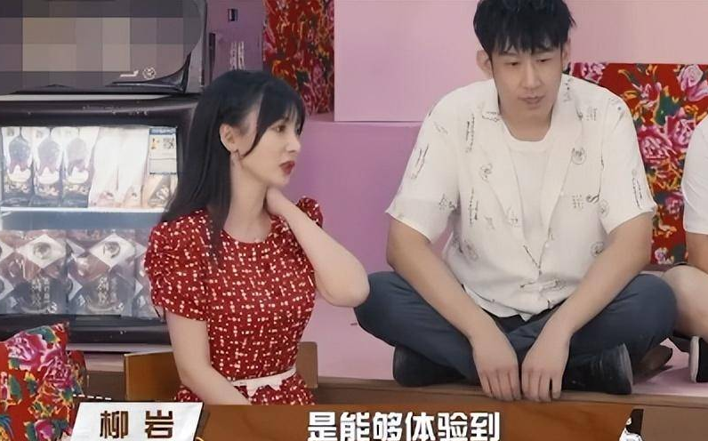 柳岩|太性感!柳岩跳拉丁舞舞裙开衩到臀部秀美腿,亲密搂肩男伴感情好