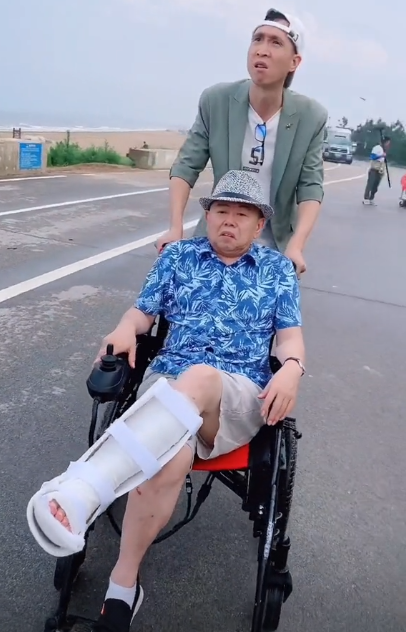 潘长江|65岁潘长江瘸腿嘲讽国安，扬言坐轮椅也能踢赢对方，网友称过分了