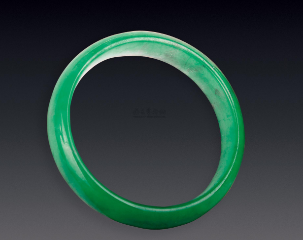 翡翠手镯|晶莹剔透的翡翠手镯,一定要好好的保养,它才能越变越美