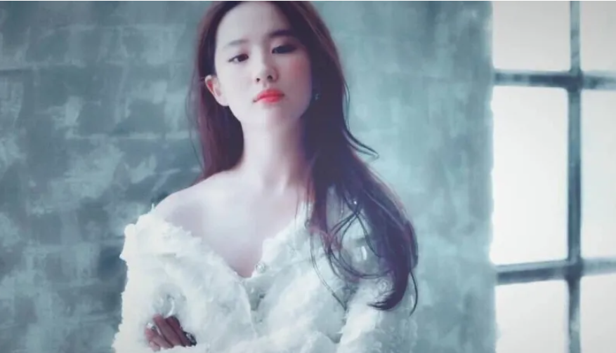刘亦菲|她的长相很清冷,朦胧中又有疏离感,走红多年靠的是颜值还是实力?