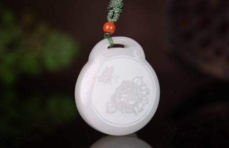 |和田玉里的糖料,价格高涨,注意白肉部分。