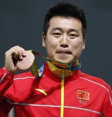 北京奥运会上,26岁的杜丽对22岁的师弟庞伟说:“你向我求婚吧!”