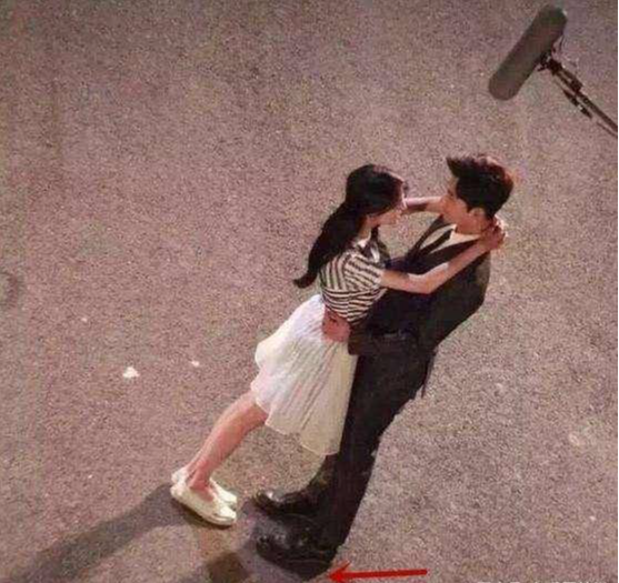 吻戏|为什么吻戏只拍上身,看到他们的下半身后,网友:很尴尬