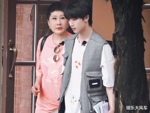 花少4|曝《花少4》路透，杨幂私服被要同款，丁程鑫打扮休闲拖行李箱