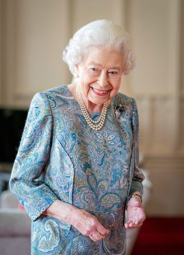 1926年伊丽莎白公主诞生，给英国王室带来蓬勃生机，深得爷爷宠爱