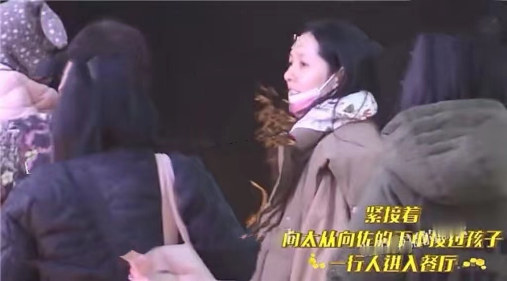 郭碧婷|向佐一家五口吃大餐!郭碧婷甜吻老公素颜显憔悴,小腹凸出孕味足