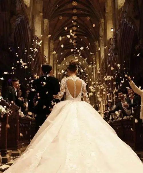 昆凌|昆凌未成年就被周杰伦追到手!4年后才公开恋情,如今已结婚7周年