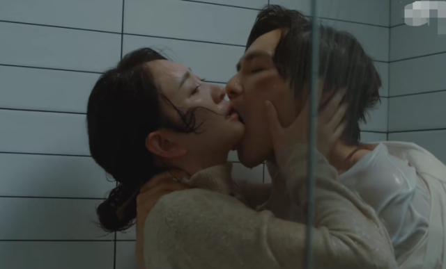 钟汉良|李小冉钟汉良浴室拍吻戏！衣服头发被被淋湿，咬嘴唇口红蹭一脸
