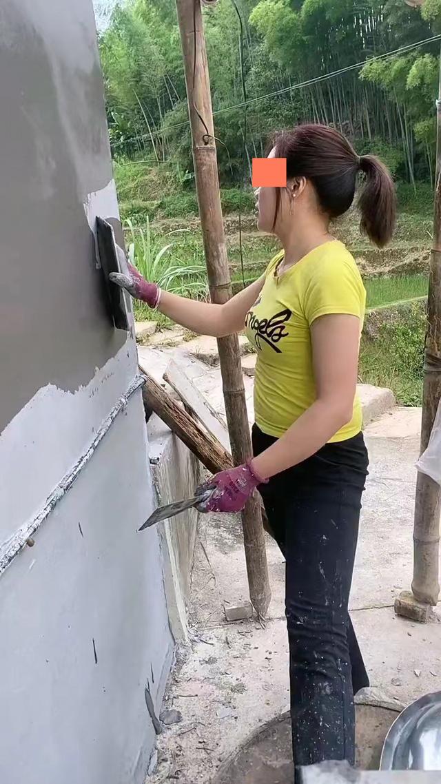 母亲透露有人愿来当上门女婿,女子兴奋不已,亲自动手装修房子