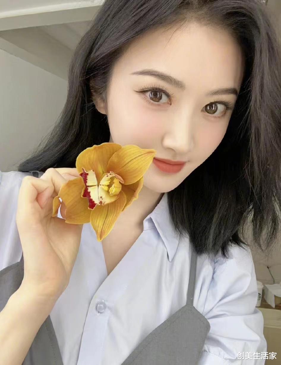 衬衫 景甜晒兰花怼脸自拍，穿蓝灰假两件衬衫配齐肩短发，温柔又显活力