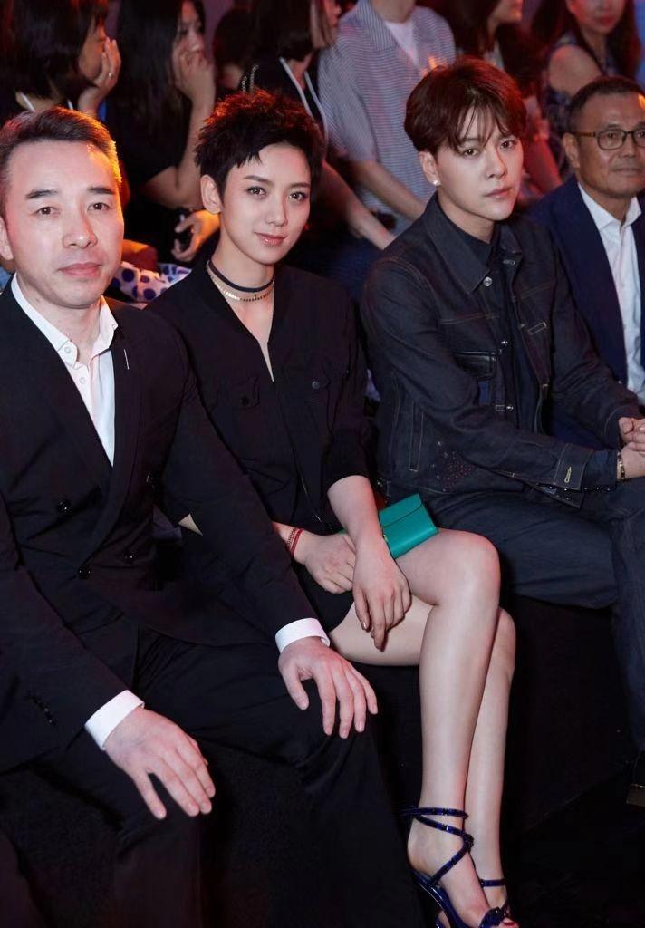 刘恺威|刘恺威与新女友高调亮相！穿情侣装笑成月牙眼