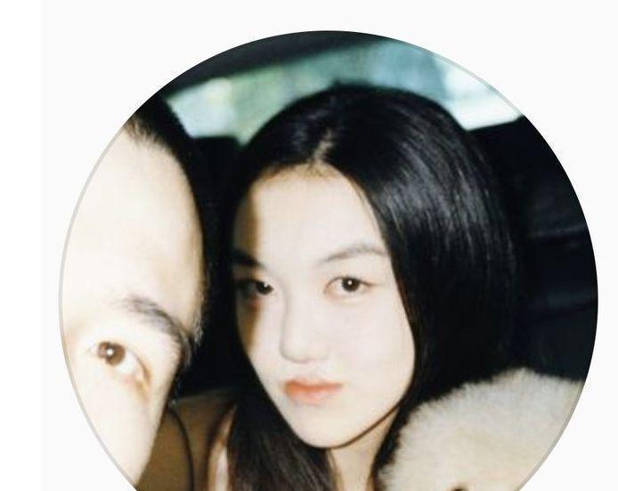 李冰冰|16岁李嫣晒近照，与闺蜜合影气场强大，粉涂太厚酷似贞子