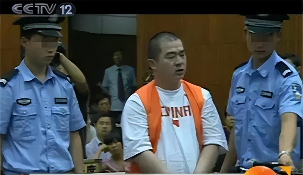 2009年,北京一男子因600万拆迁款,杀6位至亲,判死刑后目露凶光