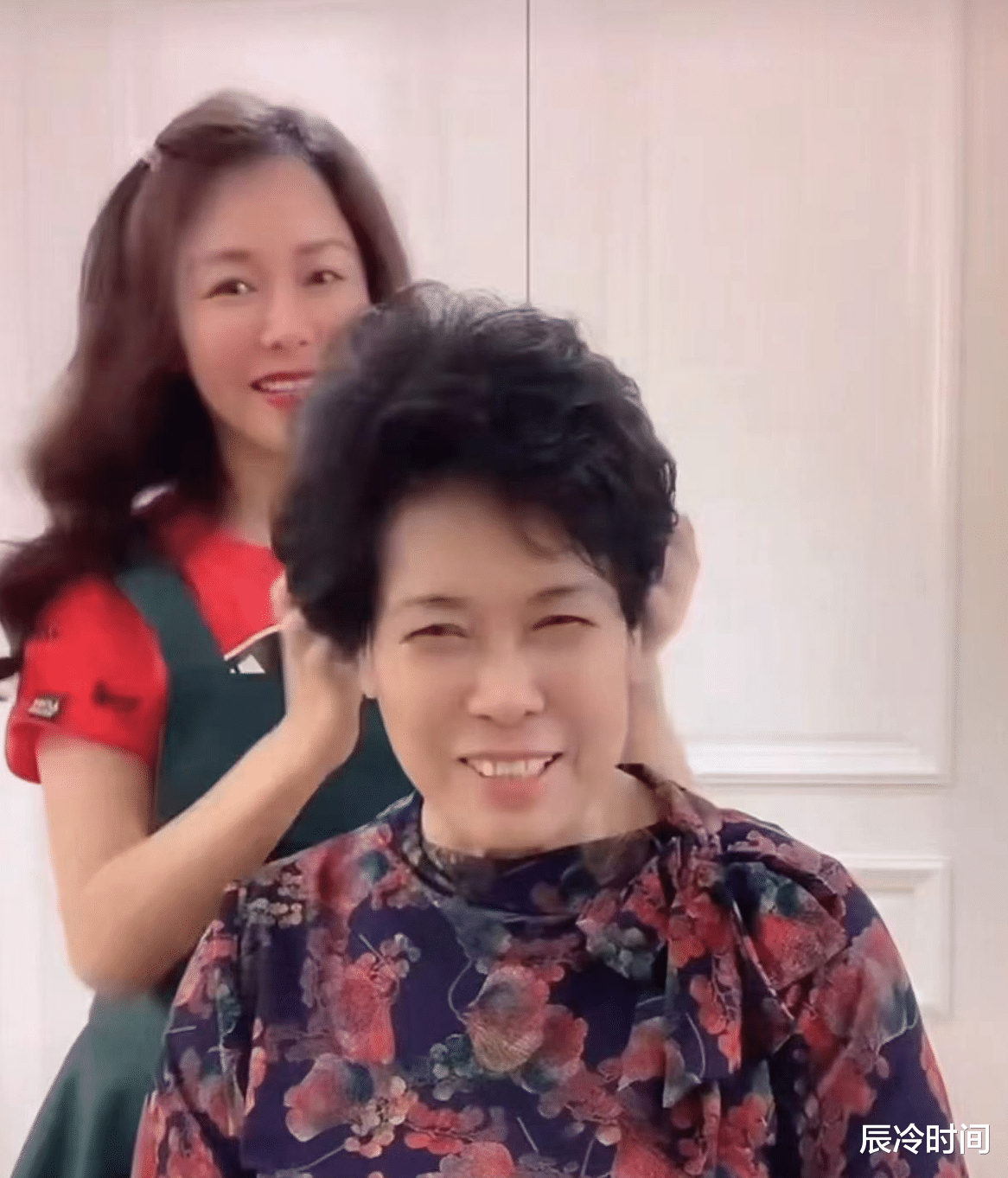 大象|国家一级演员晒定居泰国生活！和大象拥抱，49岁穿着热辣妖娆美艳