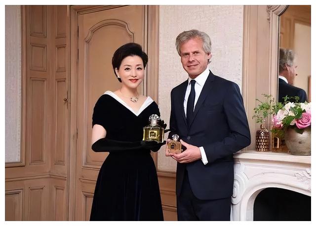 医生 杨澜美到国外去了,54岁穿黑色丝绒裙优雅大气,不愧是前央视一姐