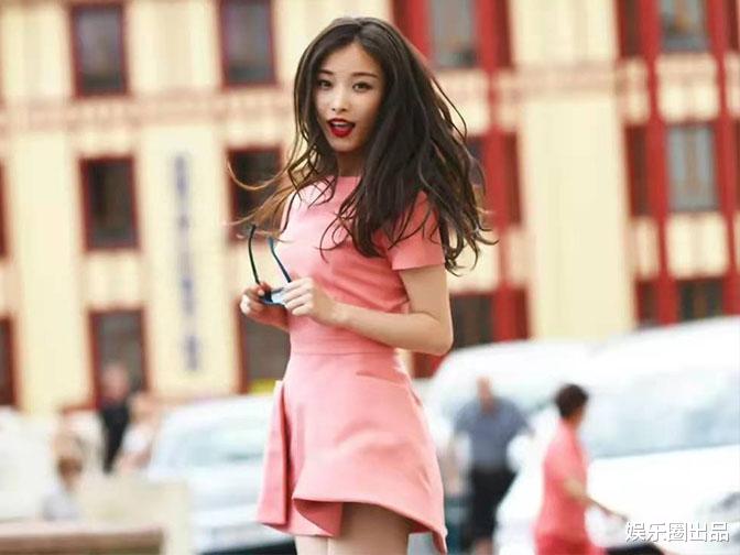 倪妮|倪妮度假照曝光，穿方领短裙站在街头拍照，活力四射少女感十足