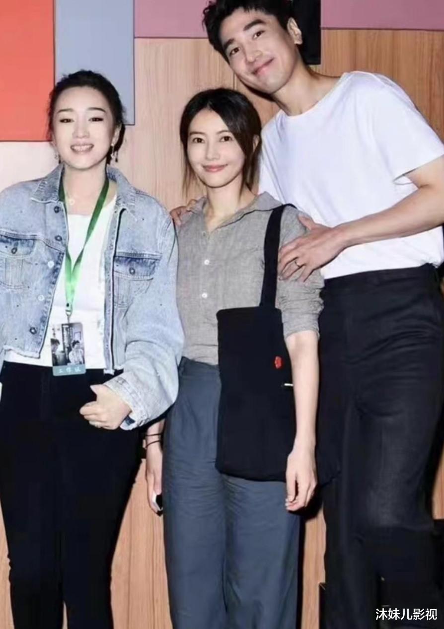 高圆圆|高圆圆与赵又廷真甜,素颜加朴素打扮探班老公,同框巩俐赢了美貌