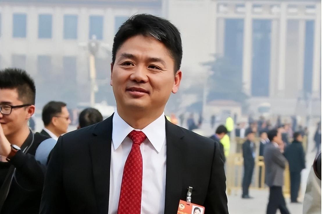 董洁|刘强东告别他的时代?回笼640亿携孕妻现身英国,祖宅半夜被泼漆