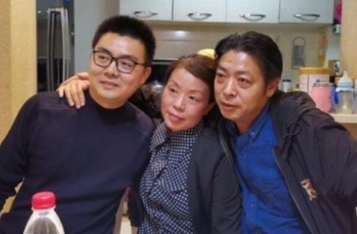 童颜|浔阳夜晒照为姚爸庆生,合照细节超级圈粉,田静当天并未直播带货