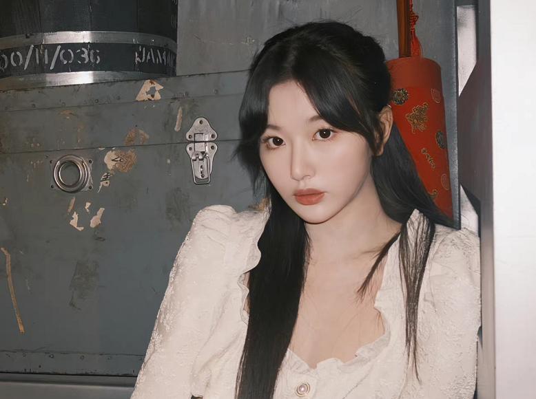美容 孔雪儿晒九宫格自拍，卷曲的胎毛太可爱，毛衣软软糯糯有少女感