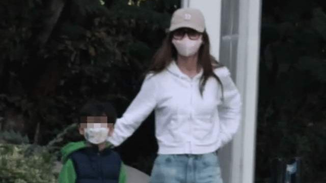 Angelababy|杨颖穿百元衣做核酸无人识，5岁小海绵为妈妈接机，母子互动温馨