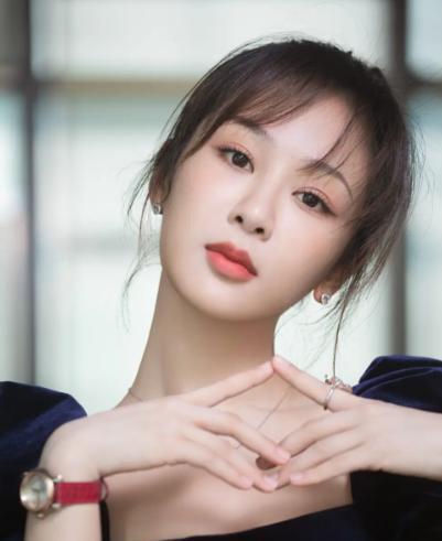 杨紫|杨紫晒减脂餐更新IP，疑侧面回应明星特权一事，此前定位是中国