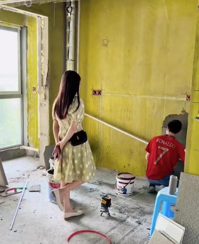 回顾老板看到女子来工地找装修工人,表示疑惑,不知道差距在哪里
