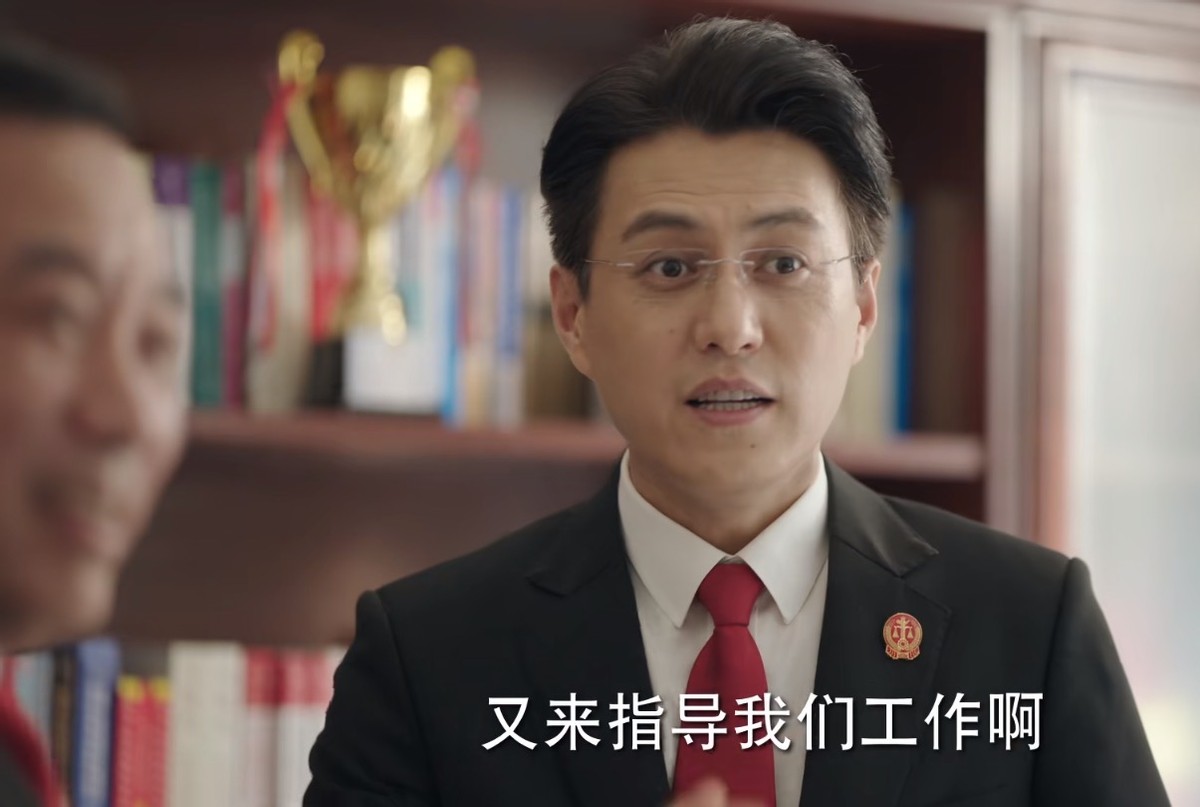 靳东|45岁靳东脱离滤镜出演“法官”，不知扯下多少“浓妆男”的遮羞布