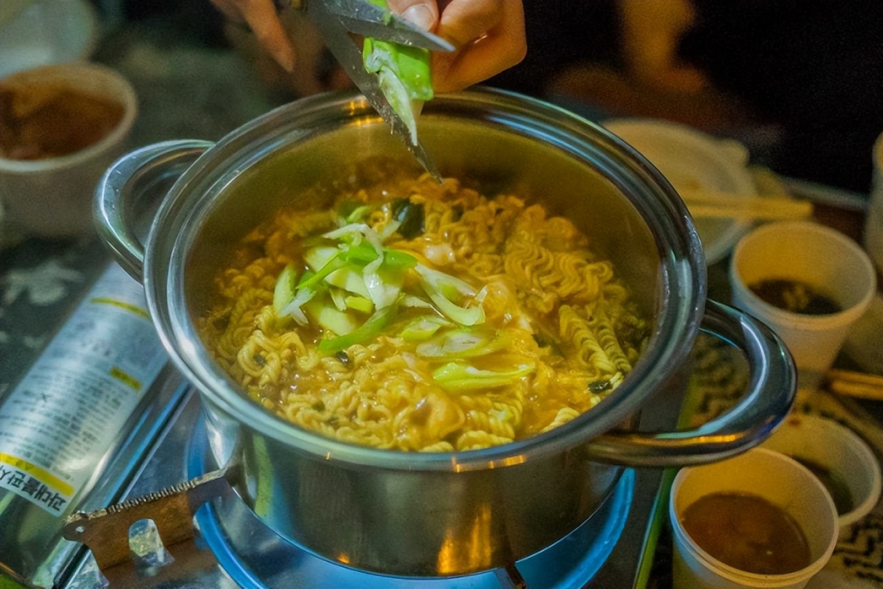 妻子一日三餐只煮泡面,丈夫气炸!二人离婚闹上法庭,法官也傻眼