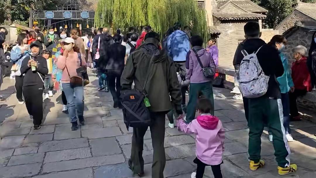 撒贝宁|撒贝宁携妻儿外出游玩！牵孩子打扮低调无人识，混血龙凤胎引关注