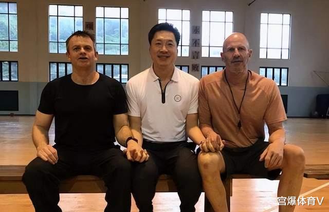 詹姆斯·哈登|CBA最新消息！大牌外教加盟上海，王晗拿到新合同，赵睿放弃顶薪