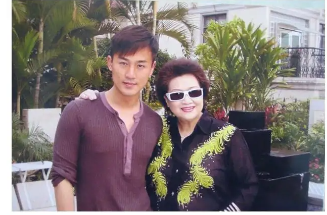 朱逢博|著名歌手朱逢博：30岁闪婚施鸿鄂，，今85岁守着丈夫骨灰生活14年