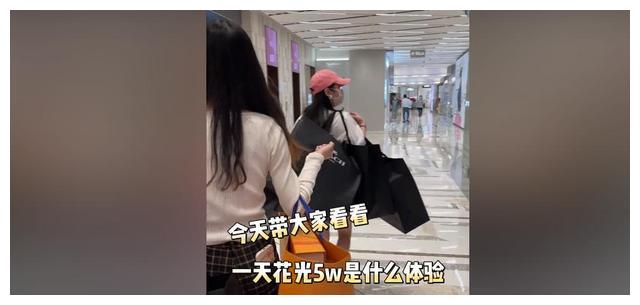 吴雅婷|吴雅婷一天花光5万，一次买10个奢侈品包，跟绯闻男友大卫很甜蜜