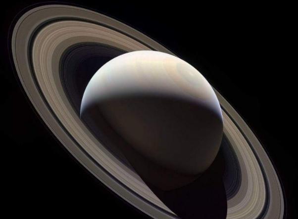 美国探测器在土星环上发现了什么?专家为何坚持认为它是空间站?