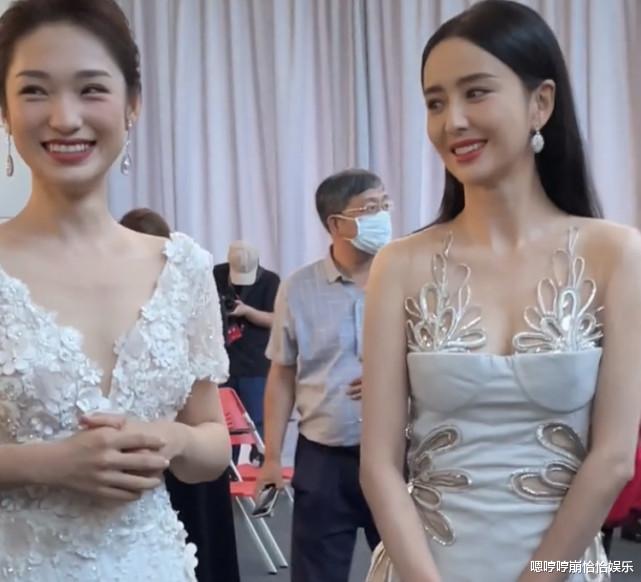 佟丽娅|自信心和仪态对女明星而言有多重要？看看佟丽娅和蓝羽就知道了！