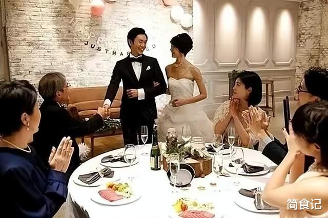 山东小青年参加朋友婚礼，随礼一万却被退回五千，到底出了啥事？