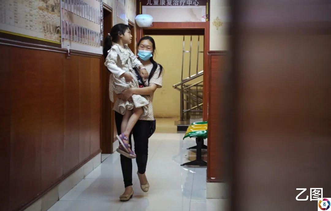 残疾夫妻怀孕后提心吊胆,斗胆生了个漂亮女儿,三年后越看越不对劲
