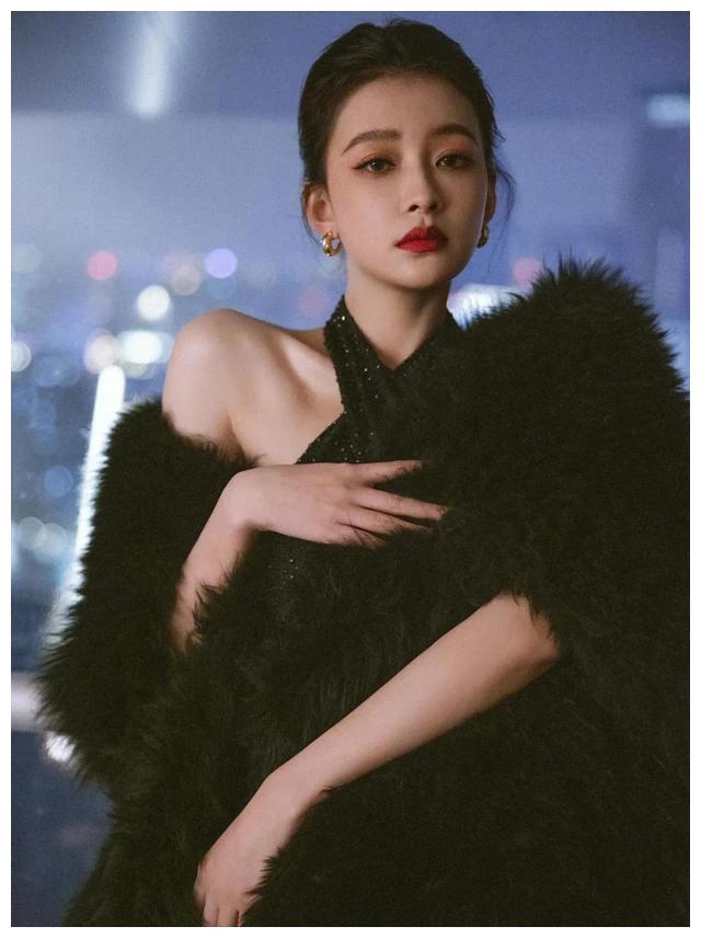 孙怡|恢复单身的孙怡越来越美了，可清新时尚也可性感女人味