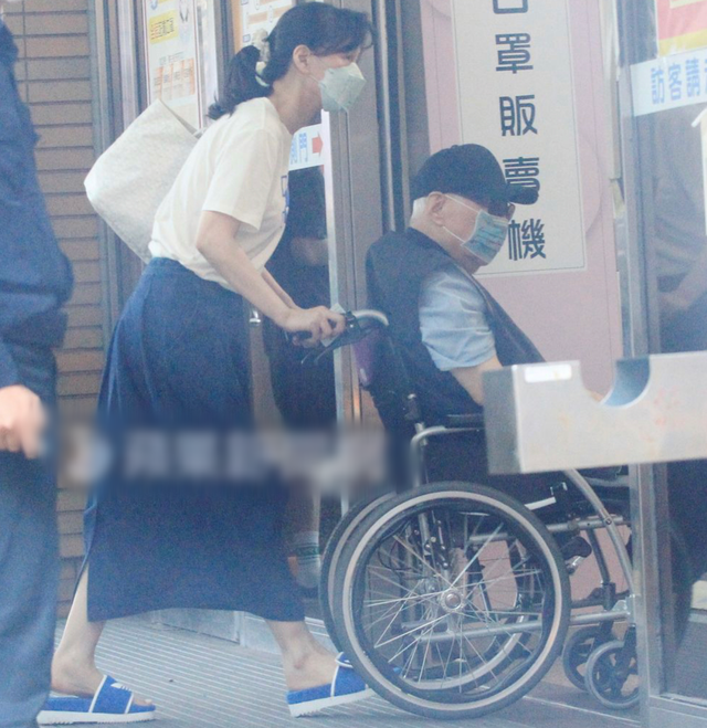 李靓蕾|84岁富豪坐轮椅紧急就医，王力宏57岁前岳母贴心陪伴，曾多次牵手