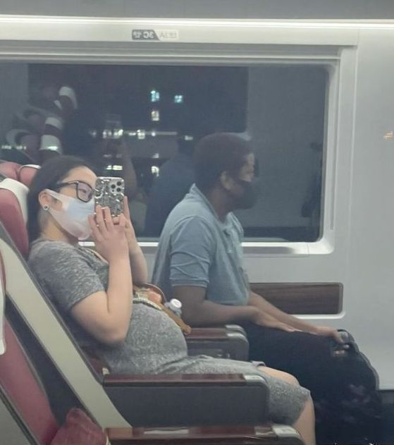 脐带|周周在西非官宣产子,黑人老公亲自剪脐带,孩子不是黑皮肤引热议