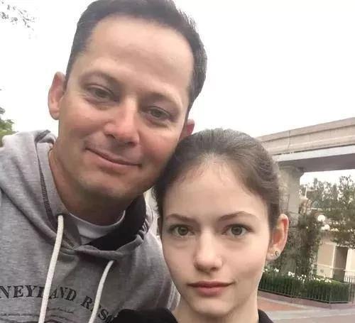 早恋 “最年轻爸爸”接女儿放学惹围观，老师怀疑早恋，女儿：这是我爹